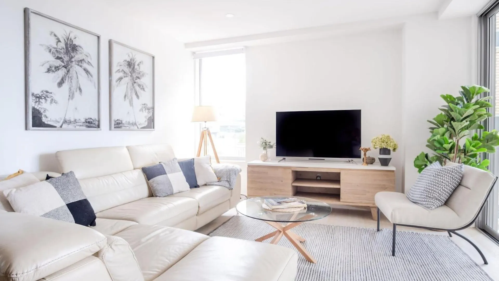 Modern Seaside Oasis In Kings Beach Caloundra